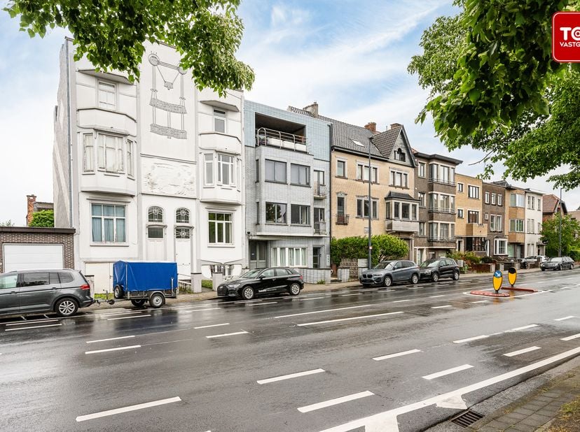 Kom en ontdek dit renovatieproject dat u volledig naar eigen smaak kunt afwerken.<br />
Dankzij de privé-ingang geniet u een aangenaam gevoel van zelf