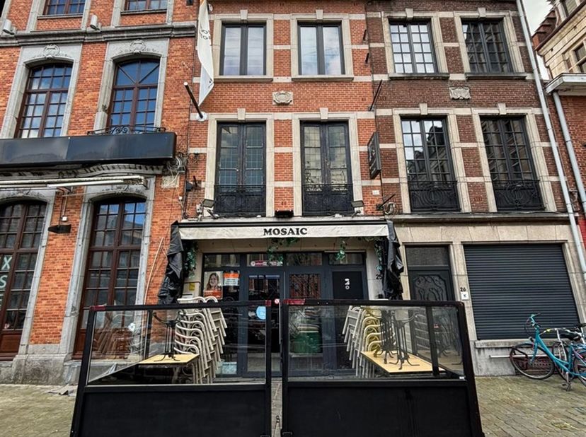 De Oude Markt, het horeca centrum van de Stad Leuven, gelegen naast de historische Grote Markt met het Stadhuis. Het pand is niet alleen centraal gele