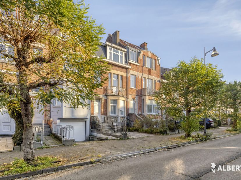 À Anderlecht, dans un emplacement stratégique et facilement accessible, nous découvrons cette maison étonnamment spacieuse comprenant pas moins de qua