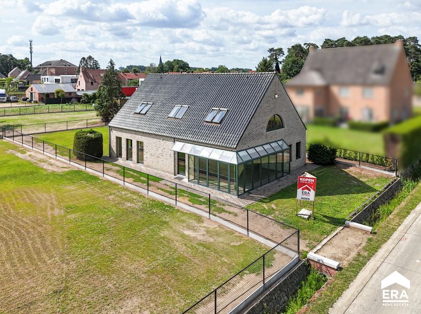 Energiezuinige woning met 3 slaapkamers in Herselt. Deze veelzijdige woning, voorheen ingericht als handelszaak, wordt vandaag aangeboden als een comf