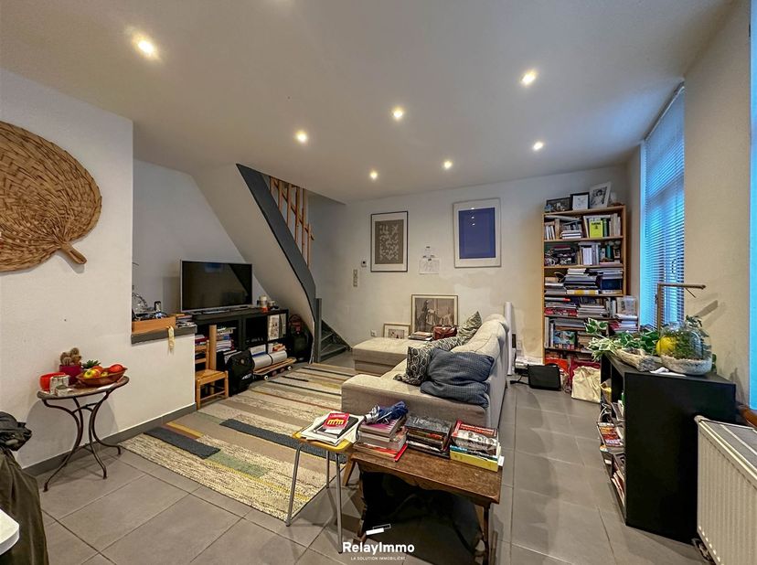 Prachtige woning met twee slaapkamers in het centrum van Doornik, op een steenworp afstand van de Grote Markt. <br />
Entreehal, ruime woonkamer, hal