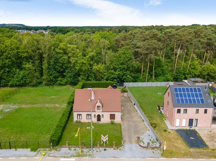 Cette propriété bénéficie d'un excellent emplacement à Houthalen-Helchteren, avec un accès facile à Hasselt, Genk et Eindhoven, entre autres. Le quart