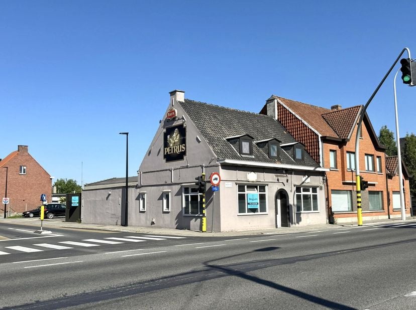 Maison d'angle commerciale bien située avec PARKING. Également un terrain idéal pour BUREAU/COMMERCES/SHOWROOM avec parking associé.
