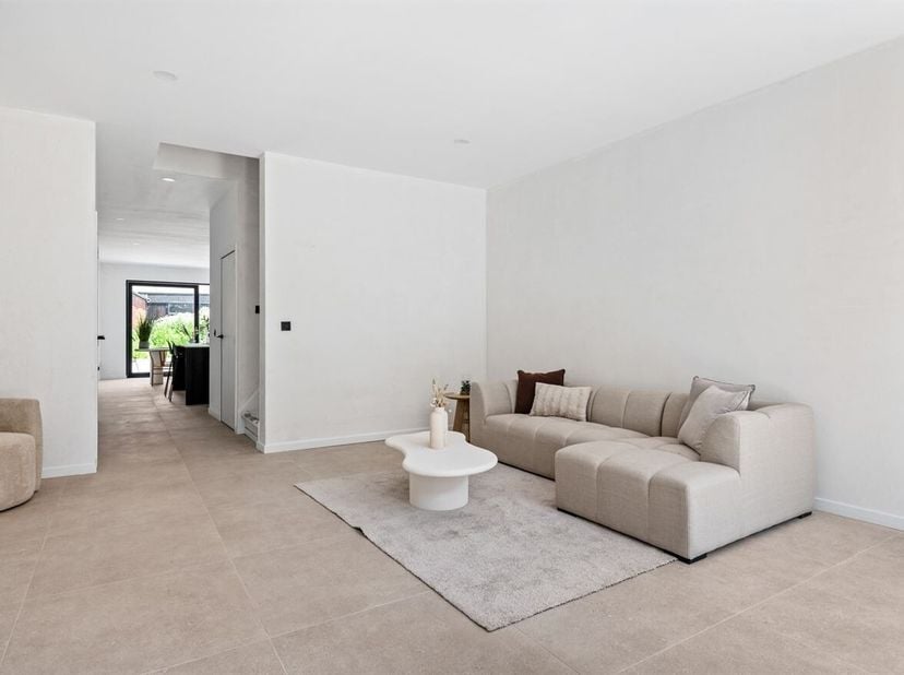 Gerenoveerde gezinswoning met 4 slaapkamers en tuin<br />
Deze volledig gerenoveerde gezinswoning met 4 slaapkamers biedt een uitstekende combinatie v