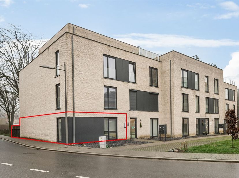 Ligging: Dit appartement aan de Boomsesteenweg in Willebroek biedt een uitstekende ligging. Dicht bij het centrum, winkels en supermarkten, en vlotte