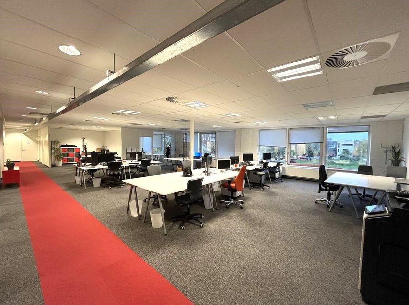 Ces bureaux à louer sont situés dans un bâtiment d'usine de caractère idéalement situé à Gentbrugge. Le bâtiment bénéficie de sa proximité avec le cen