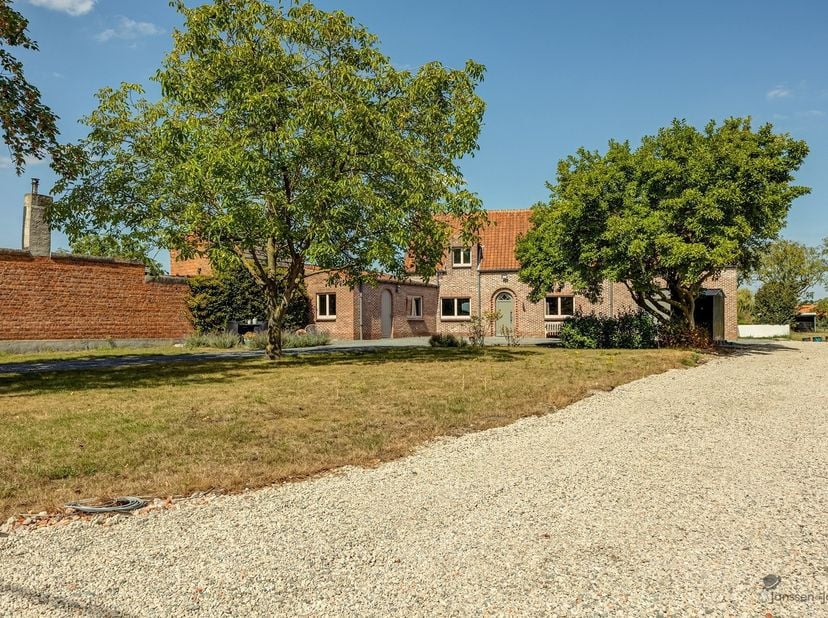 Bienvenue dans cette maison de campagne pleine de caractère, située au calme dans l'un des quartiers les plus verdoyants de Hamme, sur un terrain spac