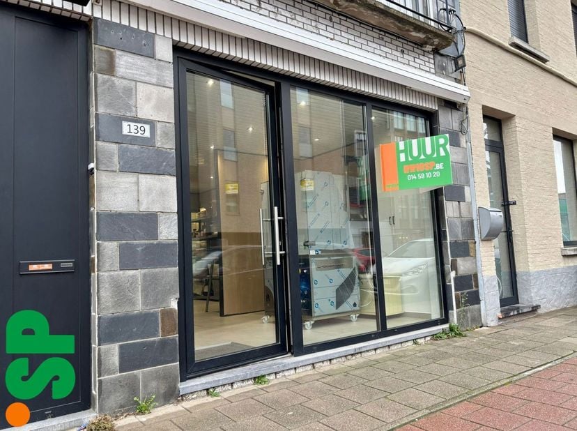 Commercieel gelijkvloers gelegen vlakbij het station en het centrum van Geel.<br />
Het handelspand is opgedeeld in 2 ruimtes. De voorste commerciële