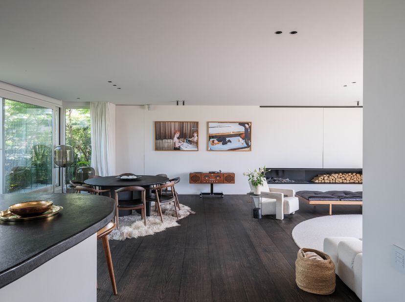 Exclusieve penthouse (ca. 221 m²) met o.m. twee slaapkamers met ensuite dressing en badkamer, een ingebouwde sauna en twee uitzonderlijke daktuinen.&amp;n