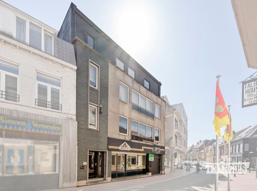 In het hart van Poperinge, dichtbij de Grote Markt bevindt zich deze handelsruimte. De totale oppervlakte van het perceel bedraagt 373m², bewoonbare o
