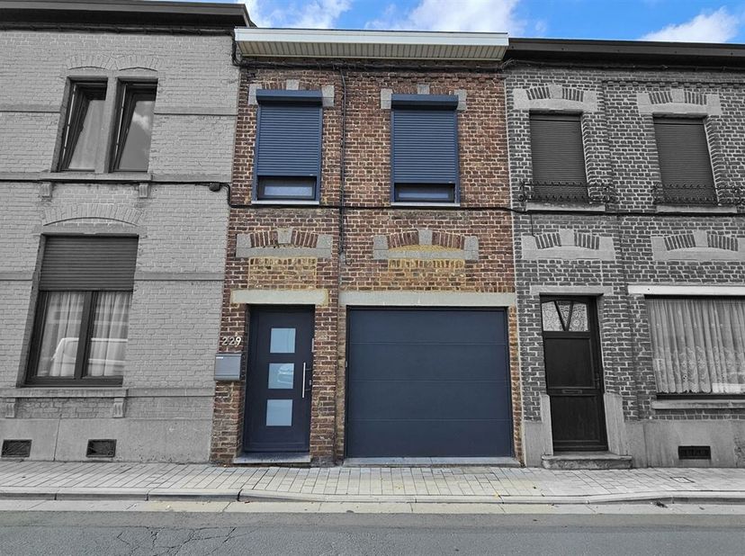 Prix: Offre à partir de 175.000 euros, frais d'agence non inclus et à charge de l'acquéreur.<br />
Maison habitable rapidement et comprenant:<br />
So