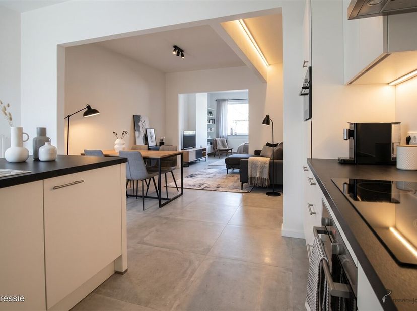 Deze charmante halfopen bebouwing is rustig gelegen in een aangename straat, op wandelafstand van openbaar vervoer en winkels. Deze woning biedt alle