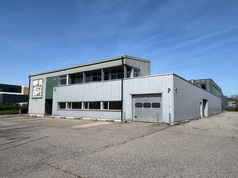 Dit multifunctionele bedrijfsgebouw van circa 1.780 m² bevindt zich op een perceel van 30a36ca in de industriezone van Zwartberg, op een strategische