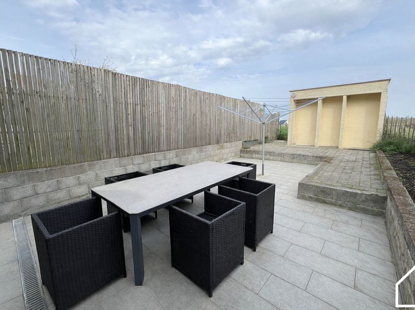 Op wandelafstand van het gezellige dorpscentrum van Dranouter vind je deze ruime en lichtrijke woning. Omgeven door velden en met een uitstekend uitzi