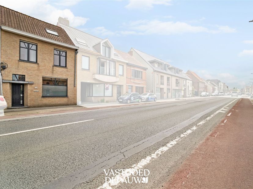 Op een gunstige locatie nabij het centrum van Oostkamp bevindt zich deze ruime, instapklare gezinswoning. Dankzij de vlotte verbinding naar Brugge en
