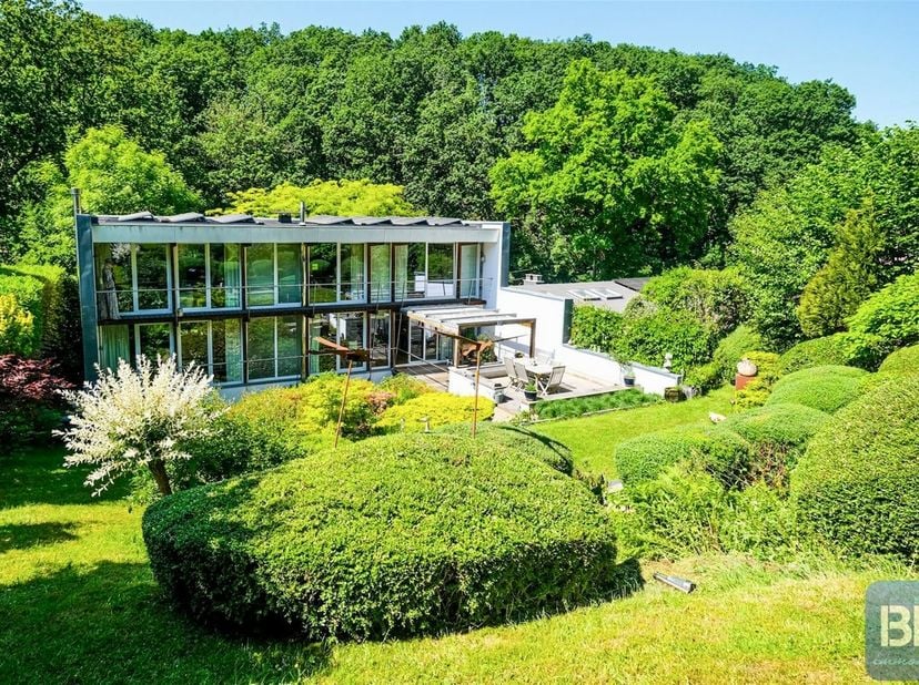 ***** OPTION *****<br />
<br />
À proximité du centre d'Embourg, une maison d'architecte de 2000 en très bon état au PEB B, d'une surface habitable