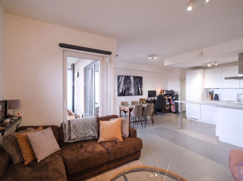 Dans une résidence récente, un bel appartement (73m2) d'une chambre, cave et emplacement de parking intérieur, à deux pas du centre de Boncelles.<br /