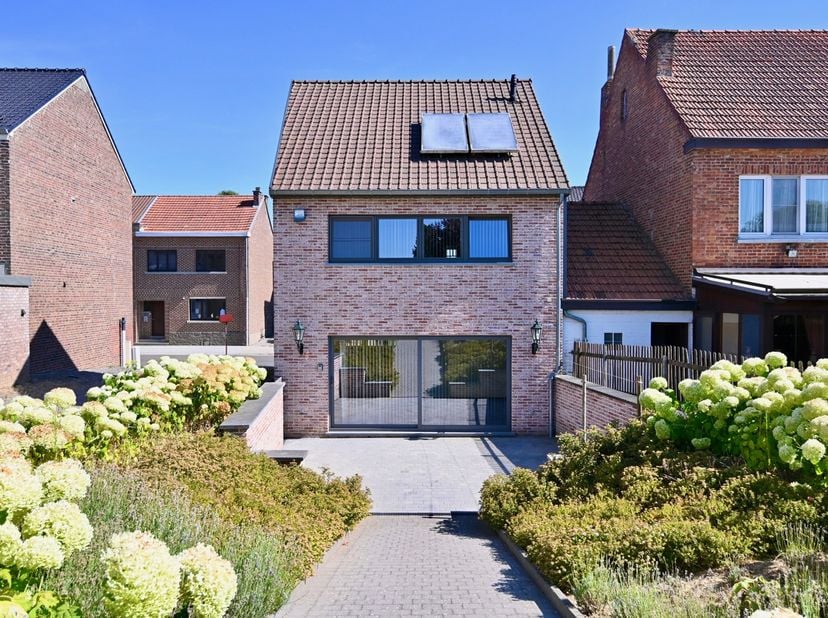 Deze jonge woning, gebouwd in 2021, is gelegen op een mooi perceel van maar liefst 8a75ca en bevindt zich in een rustige, aangename omgeving nabij Sin