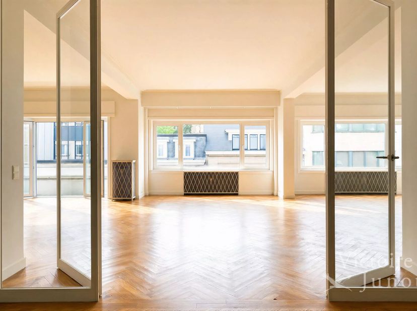 Victoire-Junot heeft het genoegen u exclusief dit prachtige karaktervolle appartement van ca. 260 m² voor te stellen, gelegen op de 3de verdieping van