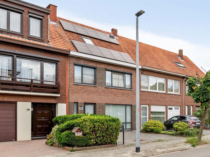 Bent u op zoek naar een verzorgde woning met een praktische indeling, een aangename tuin én de luxe van twee garageboxen? Dan is deze woning beslist e