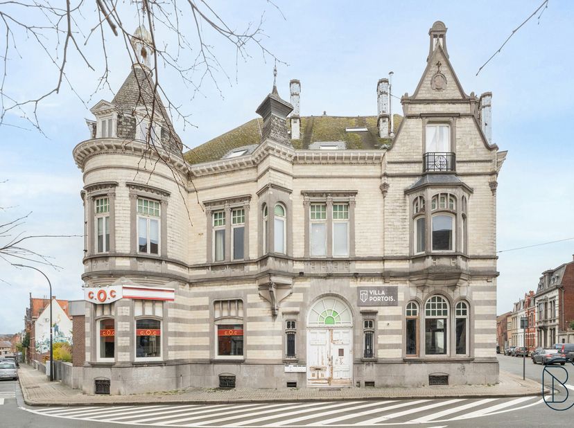 UNIEKE KANS. Prachtige HERENWONING met enorm veel potentieel (kantoren, praktijk, B&amp;B) voor mensen op zoek naar ruimte! Gelegen in het CENTRUM op een