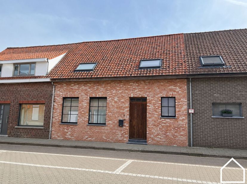 In het rustige en landelijke Voormezele, op slechts 10 minuten van Ieper, bevindt zich deze volledig gerenoveerde woning. De woning werd afgewerkt met