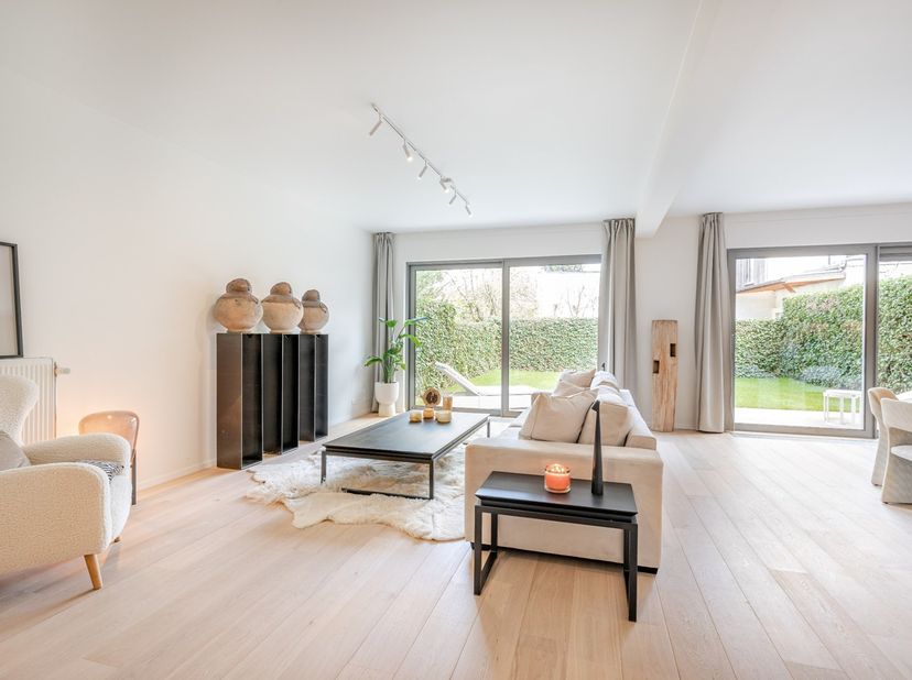 Dit prachtig appartement bevindt zich op een heerlijke en unieke centrumlocatie te Leuven. <br />
De onmiddellijke nabijheid van tal van winkels en on