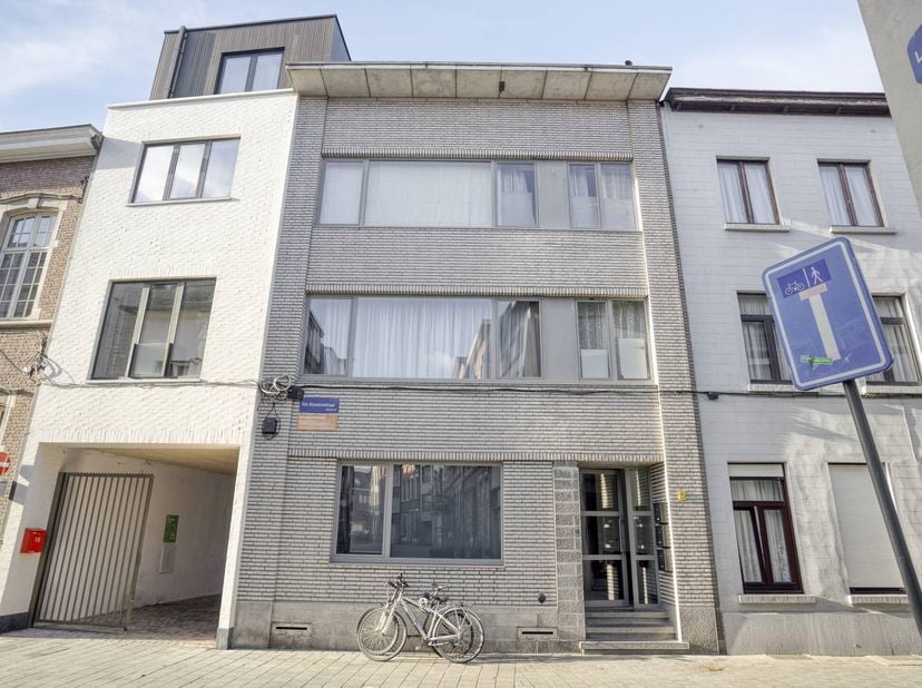 Het gebouw is volledig verhuurd, wat meteen garant staat voor een jaarlijkse huuropbrengst van circa €30.000<br />
De huurprijzen zijn allemaal geïnde