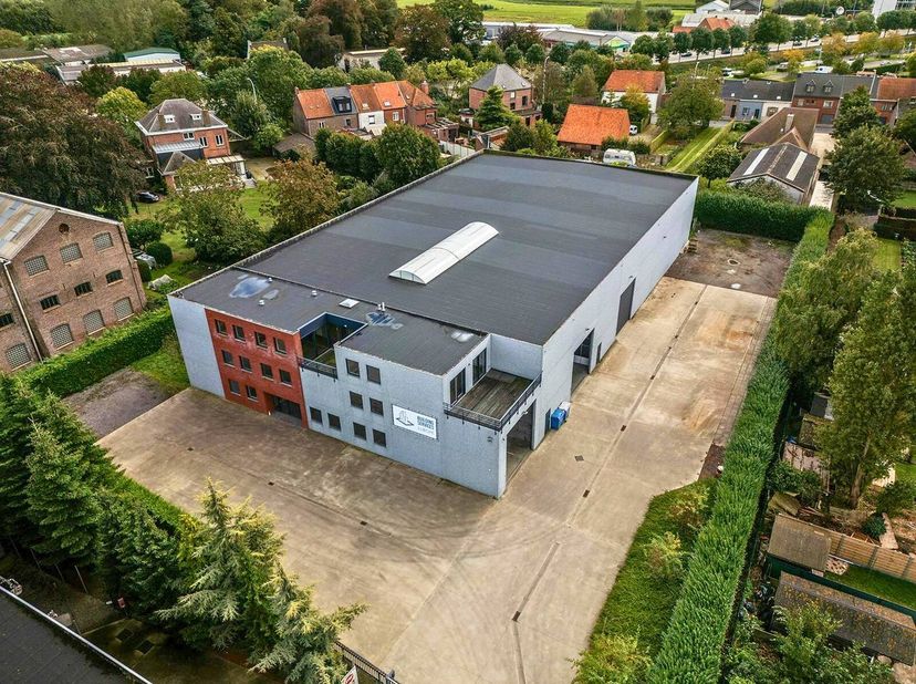 Dit veelzijdige bedrijfsgebouw uit 2008, inclusief magazijn, kantoren en appartement, bevindt zich in de industriezone Nieuwendorpe. Door de ligging o