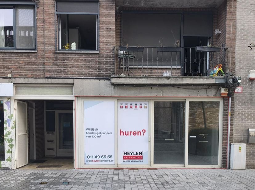 Ruime handelsgelijkvloers te huur in het hartje van Lommel.<br />
<br />
Ligging: <br />
<br />
Zeer gunstige locatie die geniet van veel passage