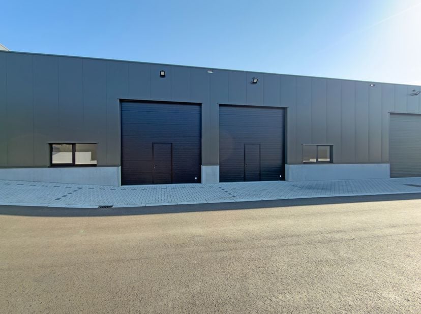 Deze nieuwbouw KMO-units in het hoogwaardige bedrijvenpark MG PARK ARSELA in Tielt worden te huur aangeboden. In het project zijn momenteel vier grote