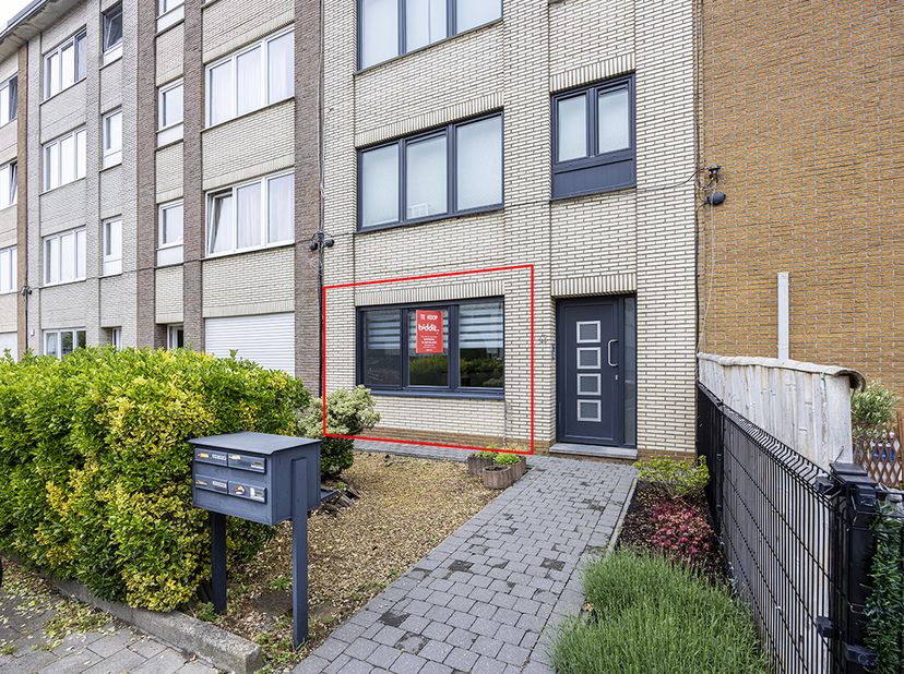 INSTAPKLAAR APPARTEMENT<br />
<br />
Gelijkvloers appartement met twee slaapkamers, badkamer, aparte W.C., living met keuken, terras en tuin alsook ac
