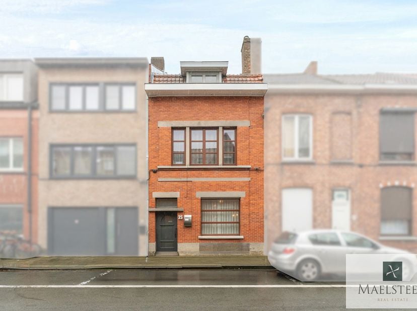 Dit huis met veel potentieel ligt in een heel rustige buurt te Assebroek, net buiten de stadsring en dus op wandelafstand van Brugge - centrum. Het hu