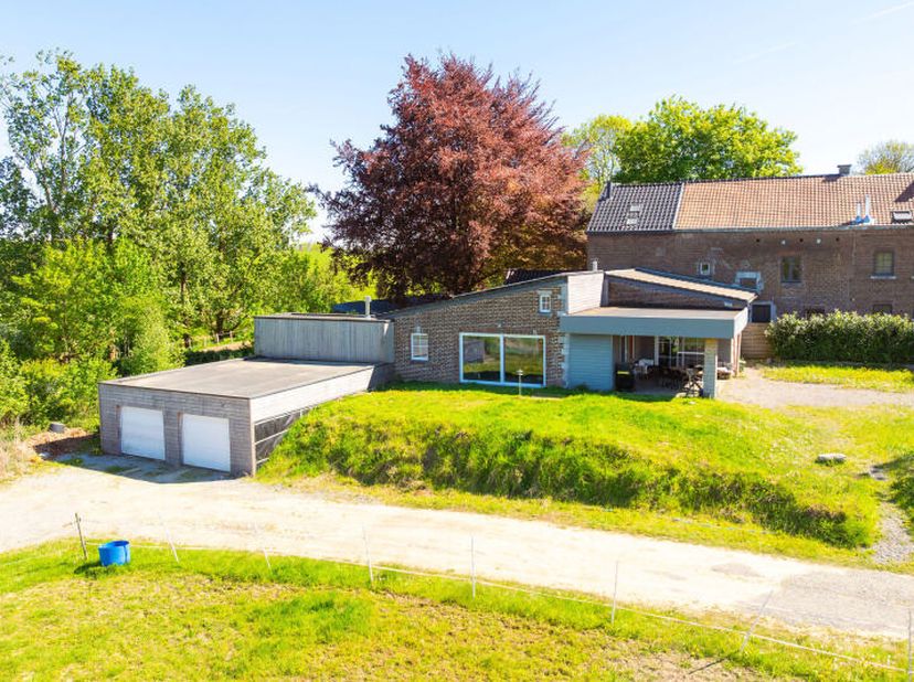 Magnifique maison de type bungalow (+/- 171 m² daprès PEB) avec 2 chambres, double garage (+/-66m²), terrasse avec vue panoramique et grand terrain id