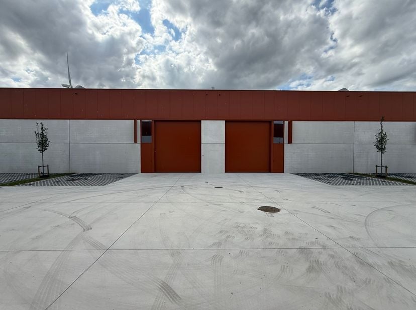 Nieuwbouw KMO-unit met een totale oppervlakte van&amp;nbsp;225 m²&amp;nbsp;te Evergem.&amp;nbsp;De site is uitstekend gelegen op amper 2 km van de R4 met een vlot
