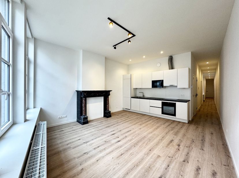 NAMUR, au coeur du centre ville de Namur, APPARTEMNET (2CH/1SDD) entièrement rénové dans une petite copropriété. Il se compose d'un hall couloir, d'un