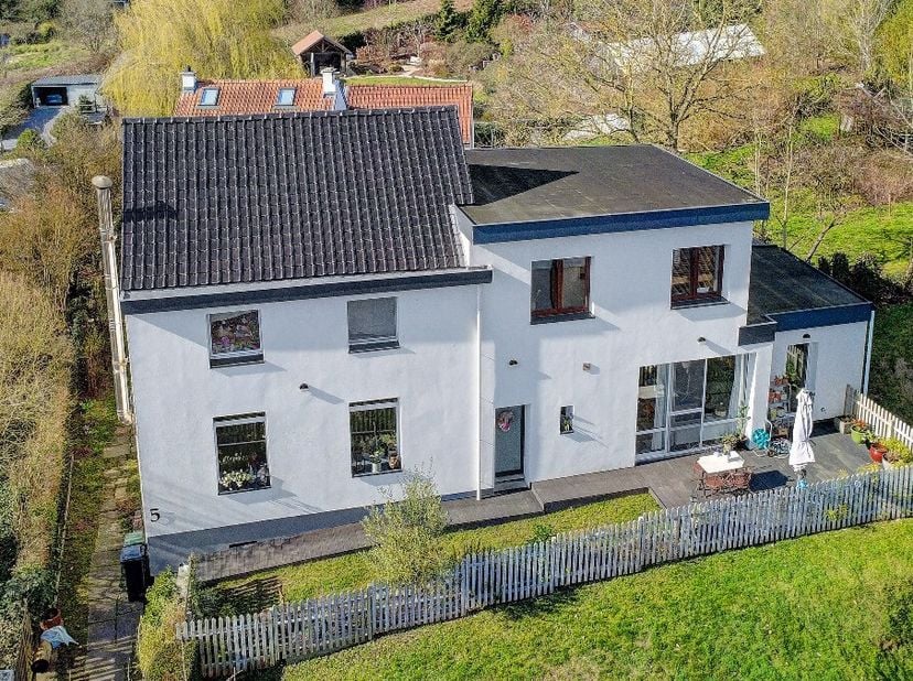 [[ CE BIEN PARTICIPE À LA JOURNÉE MAISONS OUVERTES ERA LE 14/3 DE 11:00 À 12:00 ]] À vendre : maison semi-ouverte prête à emménager à Hoeilaart, situé