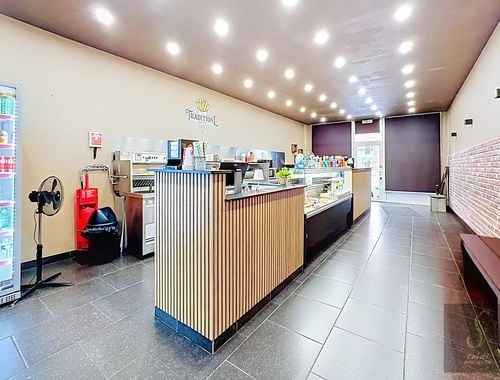                                        Commercieel Gebouw te koop in Anderlues, € 330.000

