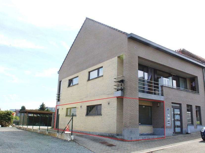 Vlakbij het centrum van Schepdaal bevindt zich dit prachtige appartement van 120m².<br />
Het appartement bestaat uit een inkom + WC, een ruime leefru
