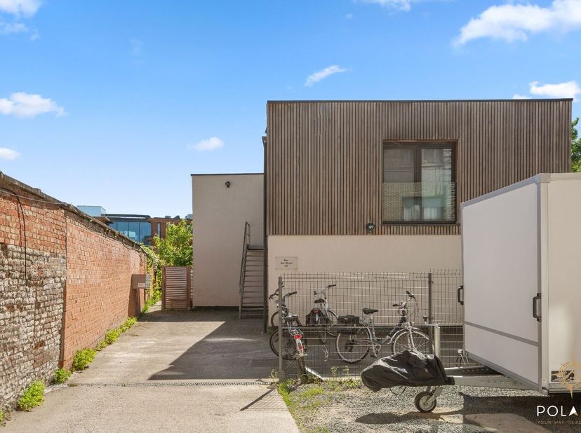 Instapklare studio te koop in de recent, volledig gerenoveerde residentie Den Dreef, vlak bij de ring van Leuven in Heverlee. Dankzij de ligging in tw
