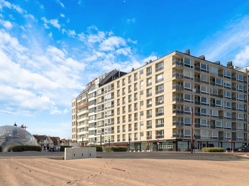 Zonnig 3-slaapkamerappartement met frontaal zeezicht, uitstekend gelegen aan het Albertplein, op een absolute toplocatie in het hart van het Zoute. In