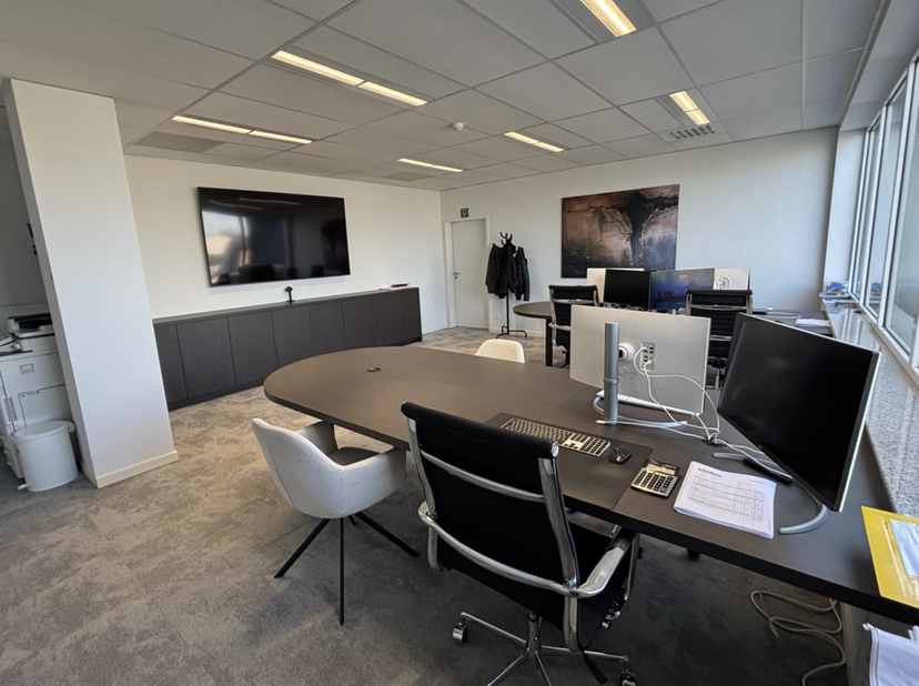 Stijlvolle, instapklare kantoren te huur aan de Kontichsesteenweg 54 te Aartselaar.<br />
<br />
Strategisch gelegen tussen de E19 en de A12 op twinti