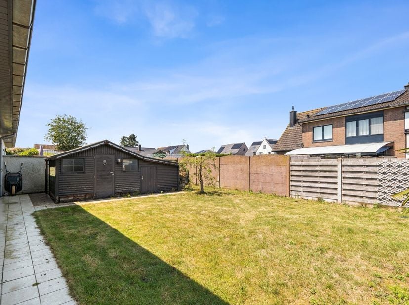 Te koop: halfopen bungalow in een rustige residentiële wijk van Maldegem, met gezellige tuin en drie slaapkamers. Deze woning uit 1978 biedt een prakt