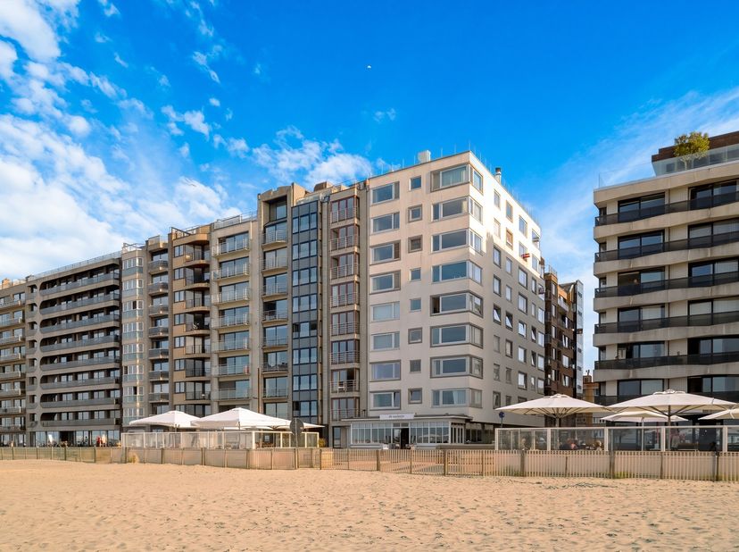 Ontdek dit verzorgde en volledig instapklare appartement met twee slaapkamers, ideaal gelegen in Heist-aan-Zee. Dankzij de centrale ligging bevinden h
