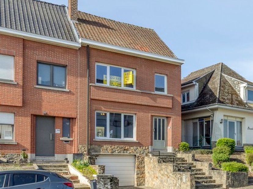 SOLIDE BEL-ETAGE met ondergrondse garage, parkeermogelijkheid voor de garage en kelder.<br />
De woning is ingedeeld met gang met trap, gastentoilet,