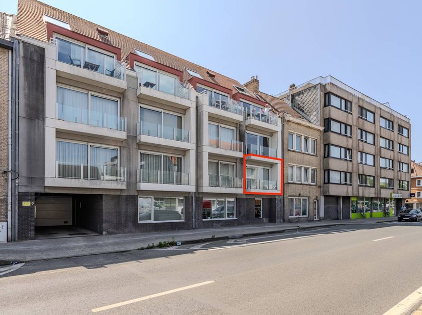 Cet appartement prêt à emménager à vendre est situé au deuxième étage de la résidence « Het Zomerhuis » située le long de l'Elisabethlaan à Ostende. C