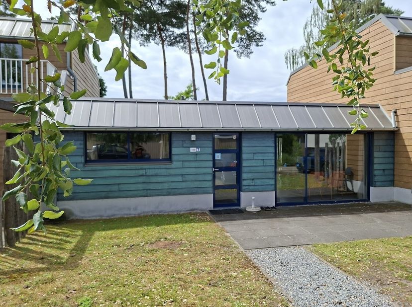 Gelegen in de Antwerpse Kempen op resort Zilverstrand een prachtige geschakelde (gelijkvloerse) bungalow. Het betreft stenen bouw op 250m2 eigen grond