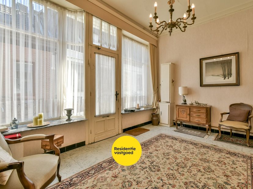 Ontdek deze karaktervolle woning op een topligging in de Nieuwstraat 4 te Torhout. Hier woont u pal in het centrum, met winkels, scholen, horeca en op