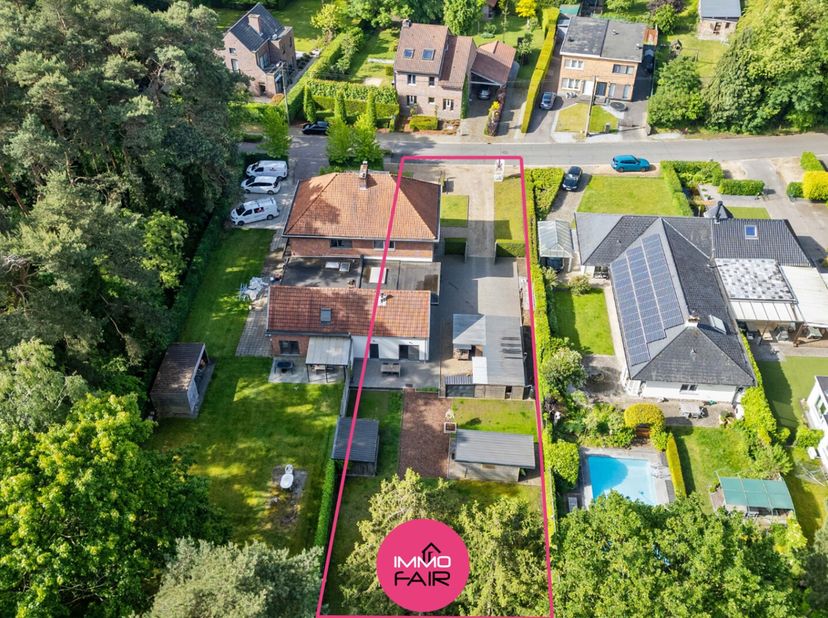 Deze verzorgde, halfopen bebouwing is rustig gelegen in een geliefde woonwijk vlakbij het bruisende centrum van Genk. Zowel het Ziekenhuis Oost-Limbur