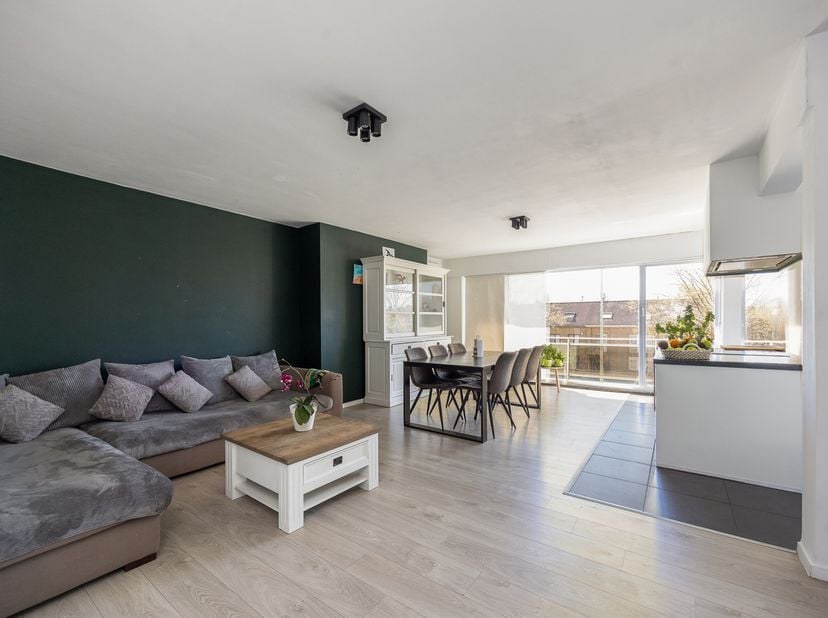 Locatie<br />
Dit lichtrijke en goed onderhouden appartement is gelegen in Boechout, op wandelafstand van tal van winkels, supermarkten en andere voor